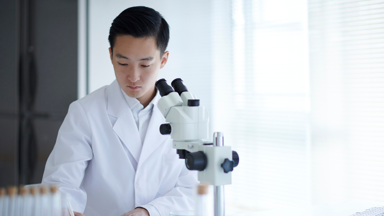 【体験記】その開発、<br>既製品前提で進めていませんか？<br>放射線検出器のコア素材は、<br>用途に応じて設計するもの。
